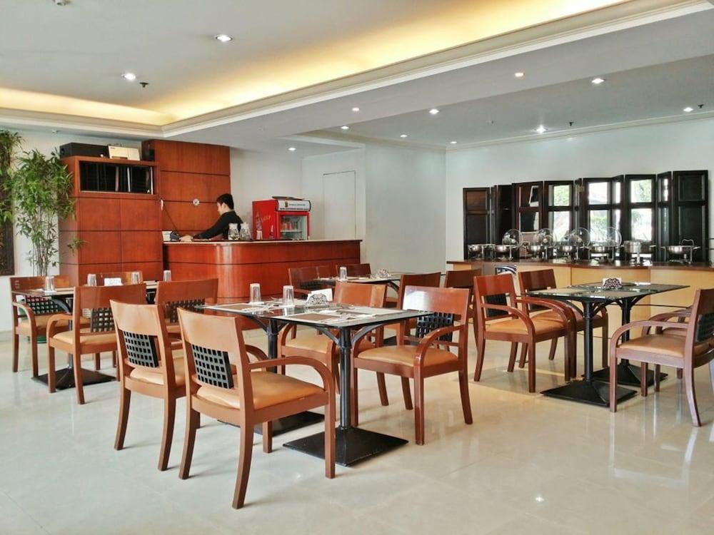 Richville Hotel Mandaluyong Extérieur photo