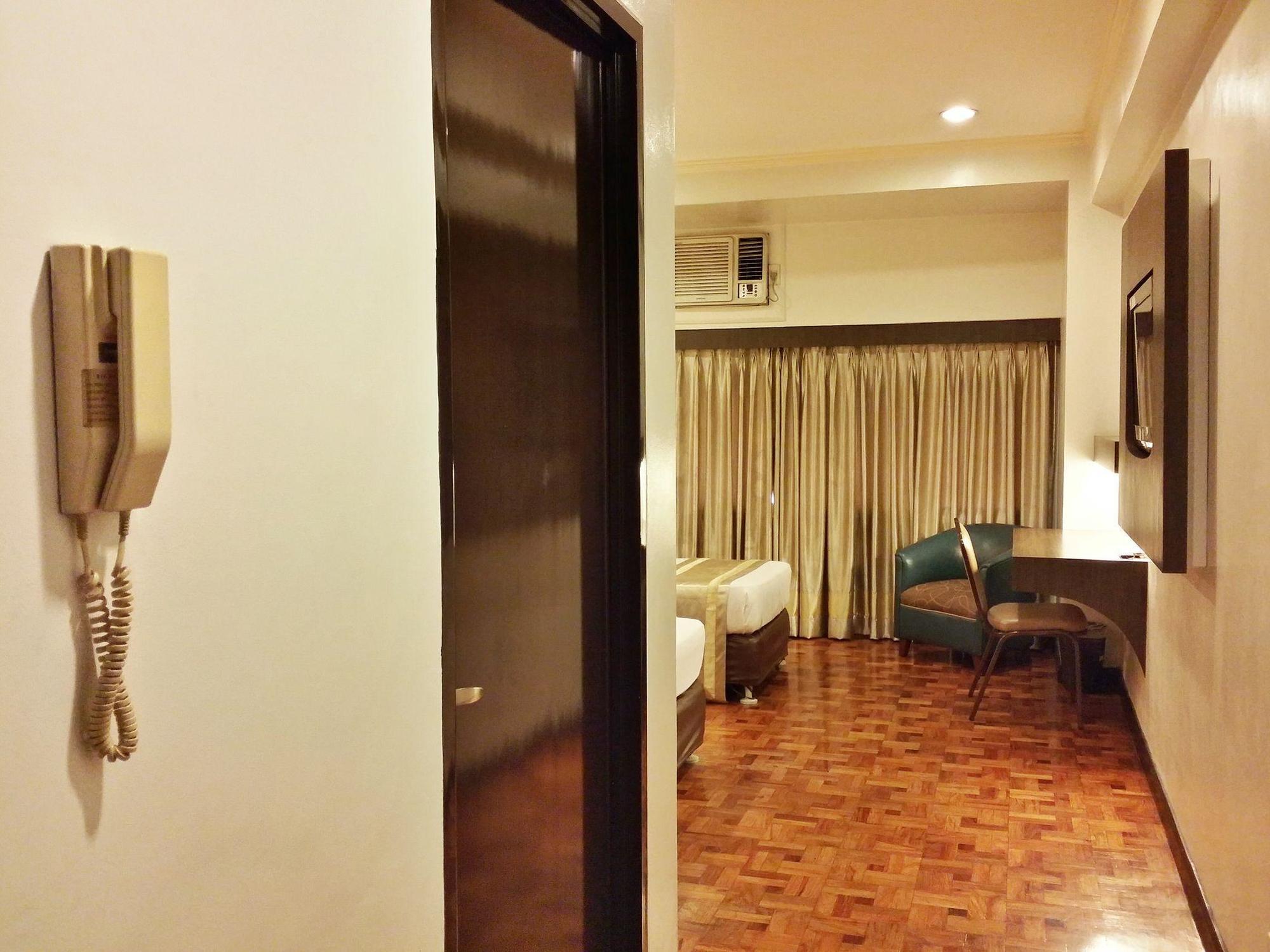 Richville Hotel Mandaluyong Extérieur photo